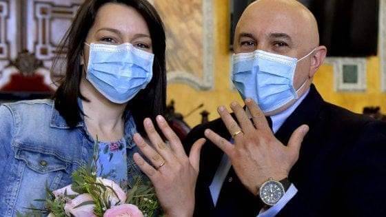 Coronavirus, due medici si sposano: "Matrimonio in tempi di guerra"