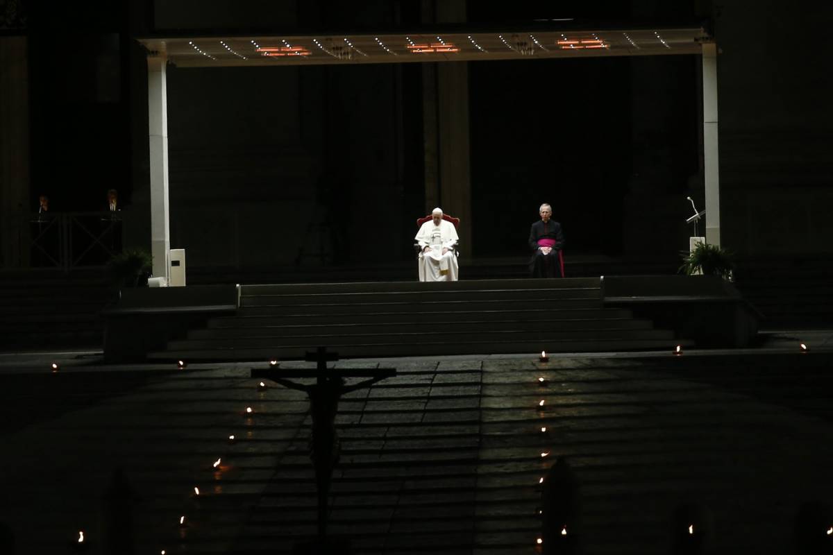 La Via Crucis del Papa: "Signore non lasciarci nell'ombra della morte"