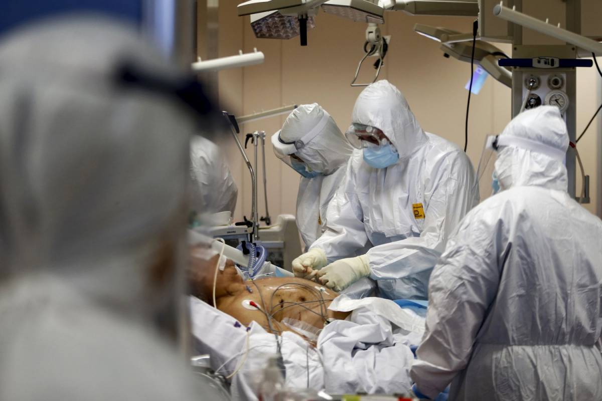 Lombardia, nelle terapie intensive è morto un intubato su due