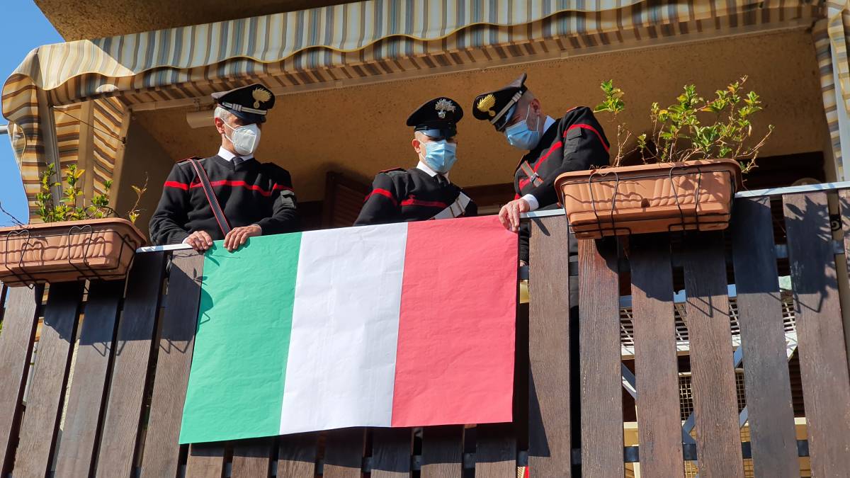 Perugia, 90enne chiede ai carabinieri tricolore da esporre in balcone