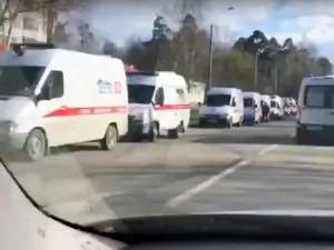Mosca, fila di ambulanze verso l'ospedale