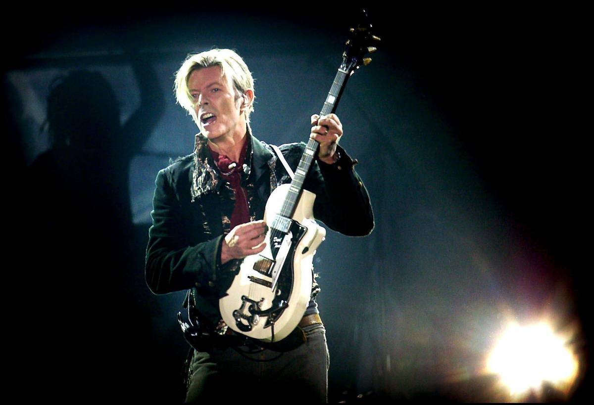 Johnny Flynn diventa David Bowie: prime immagini del biopic