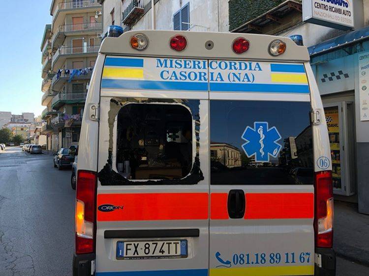 I vandali distruggono l'ambulanza anti Covid