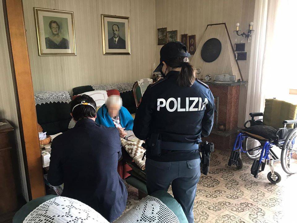 Il nipote ha il Covid e lei rimane sola: anziana 98enne viene aiutata dalla polizia