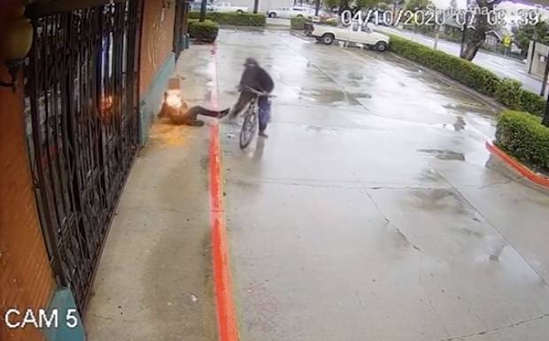 Dà fuoco a un homeless e poi scappa in bicicletta