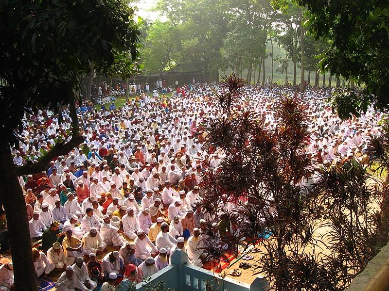 Bangladesh, funerale di leader islamista attira 100mila persone: rischio focolaio