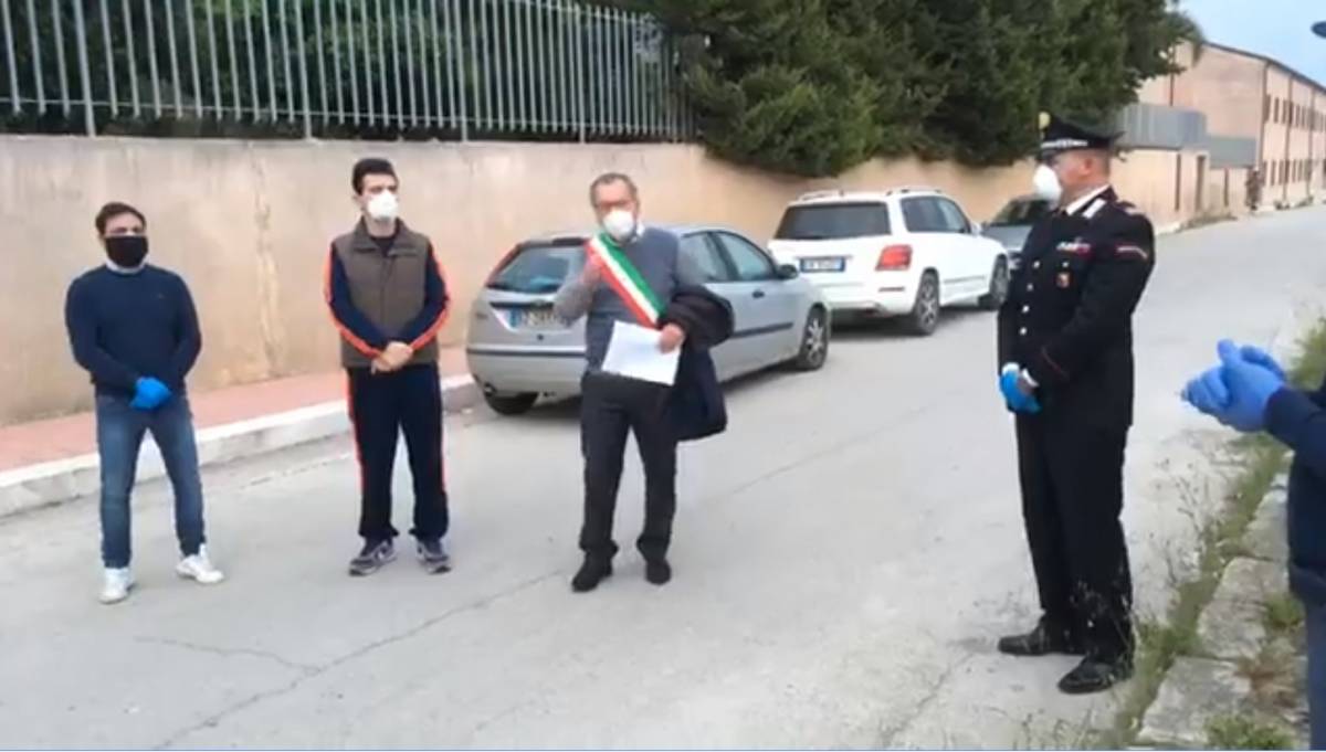 Il sindaco di Siculiana assieme ai Carabinieri all'ex hotel Villa Sikania