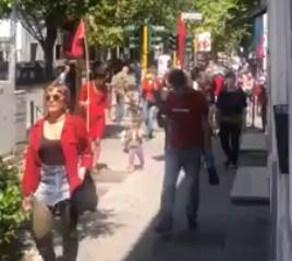 Le bandiere rosse sfilano senza rispettare i divieti. Salvini: "Loro possono"