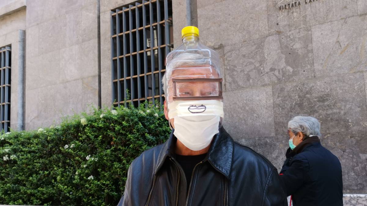 In giro per Napoli con una tanica sul viso: “Così mi proteggo dal virus”