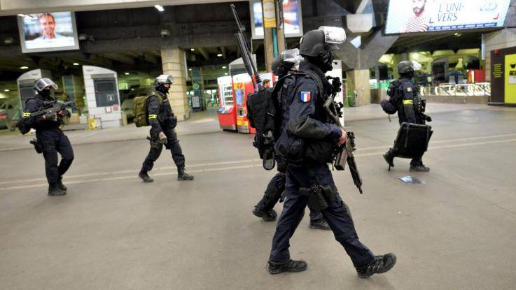 Auto contro agenti a Parigi, si segue la pista islamista dell'Isis