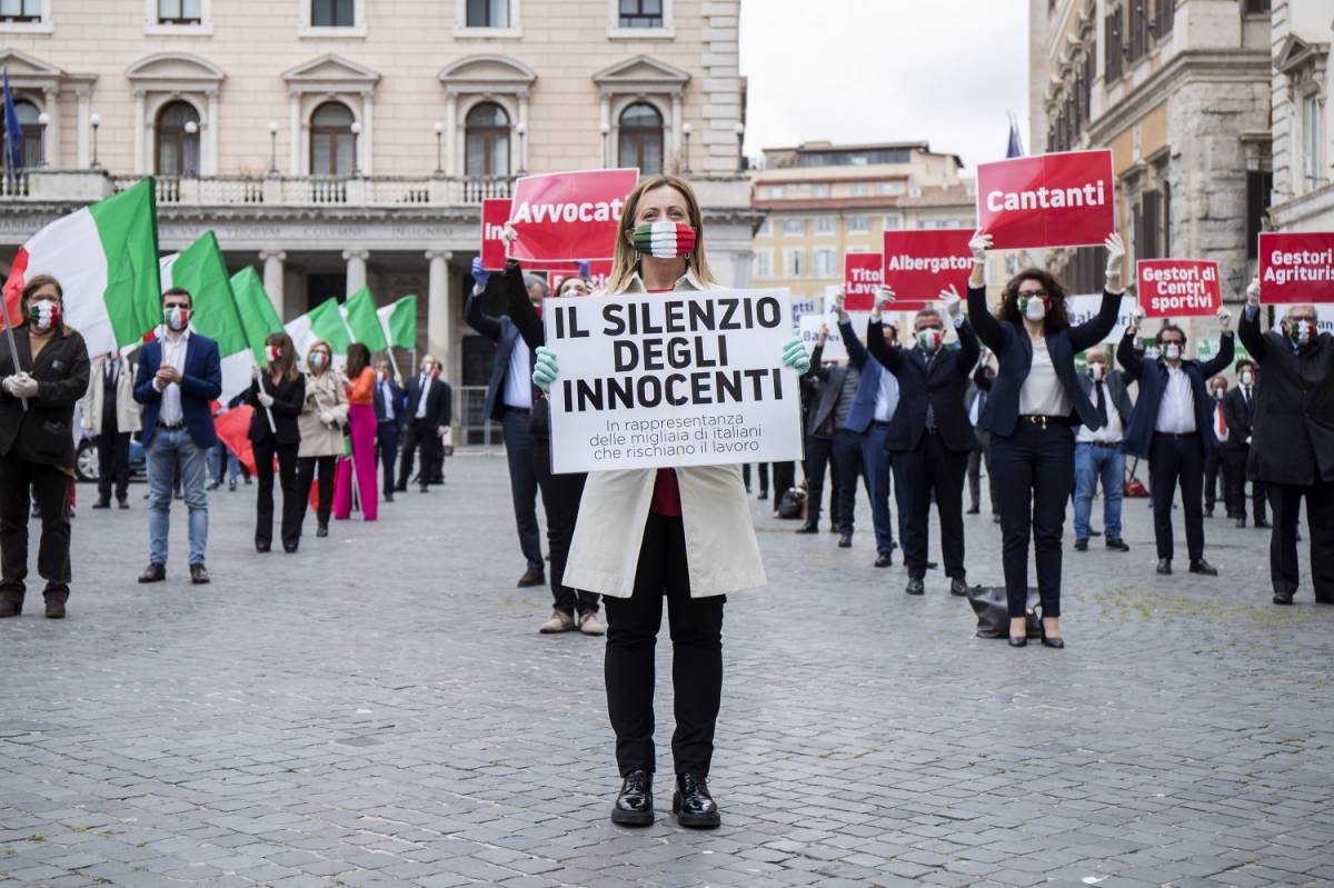 Flash mob della Meloni davanti Palazzo Chigi per dar voce al silenzio degli innocenti