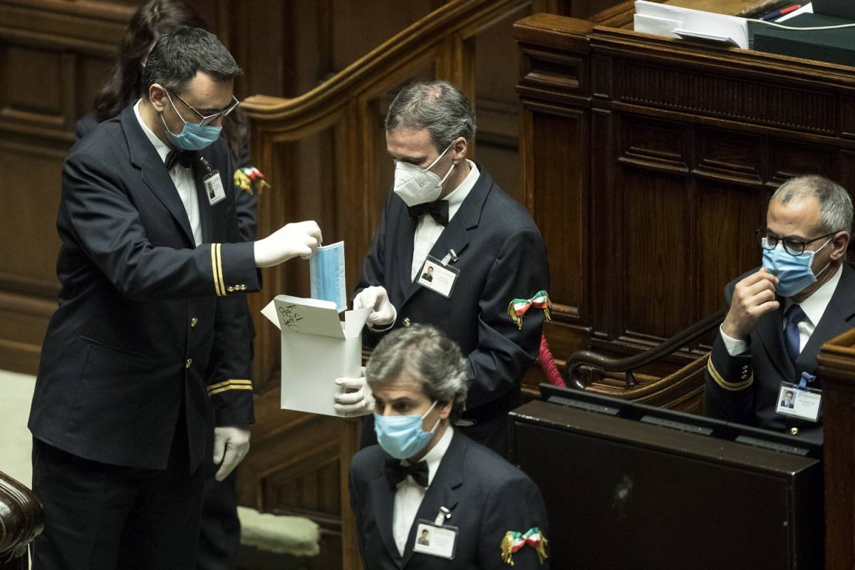 La paura entra nel "palazzo": chat di fuoco in Parlamento