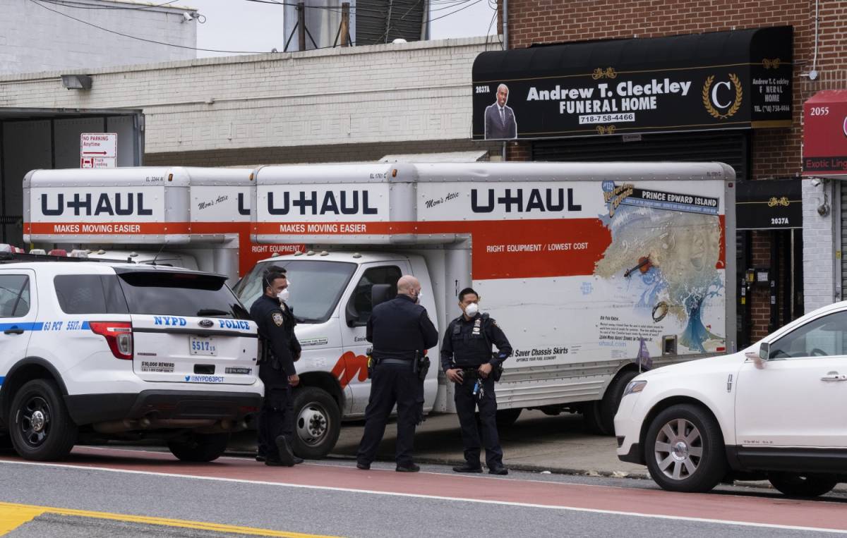 New York, scena horror: camion pieno di cadaveri