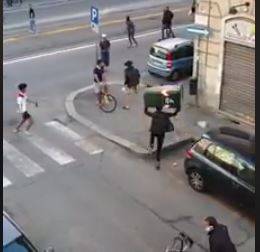 Torino fuori controllo: maxi rissa in strada fra stranieri