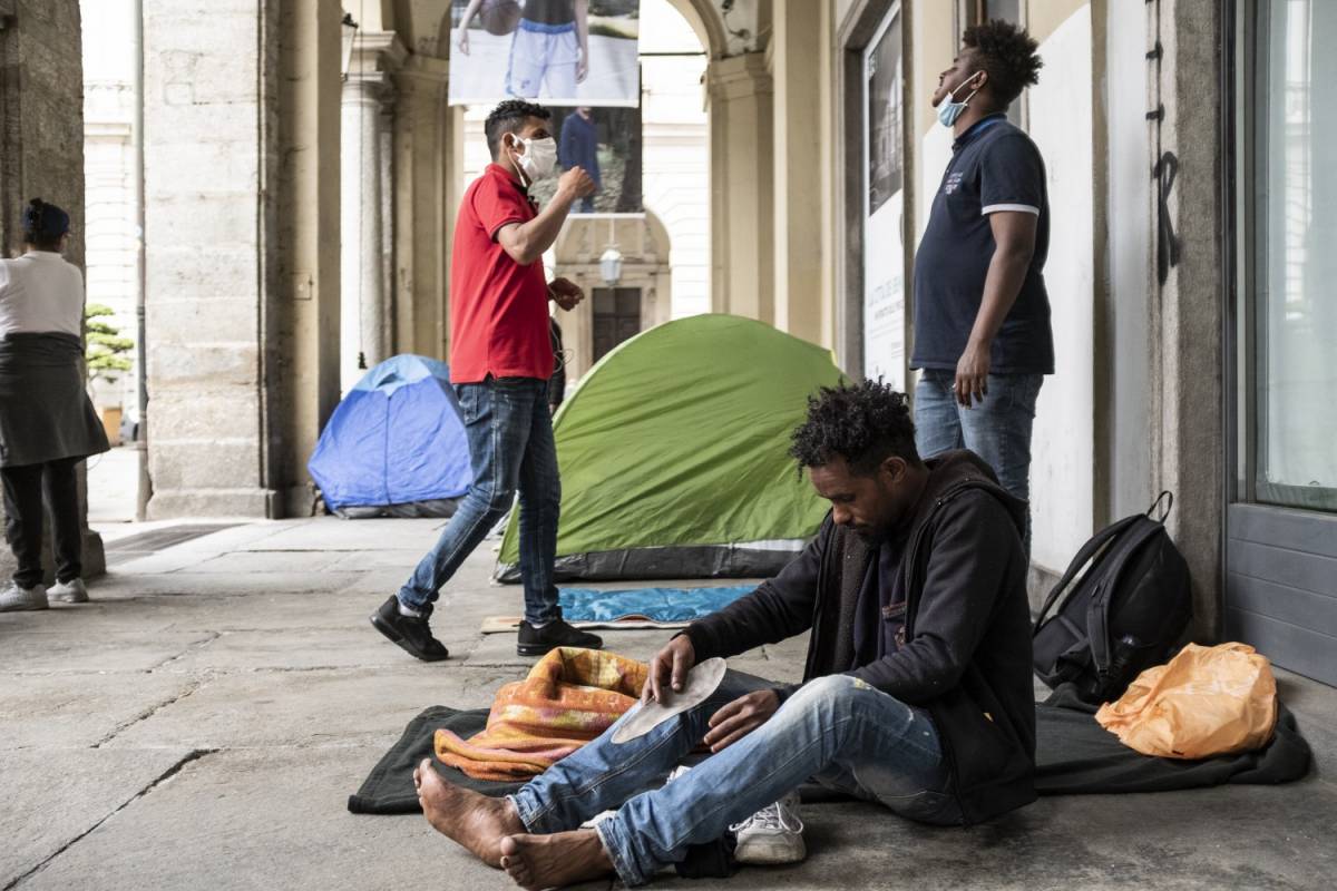 Migranti in strada a Torino (La Presse)