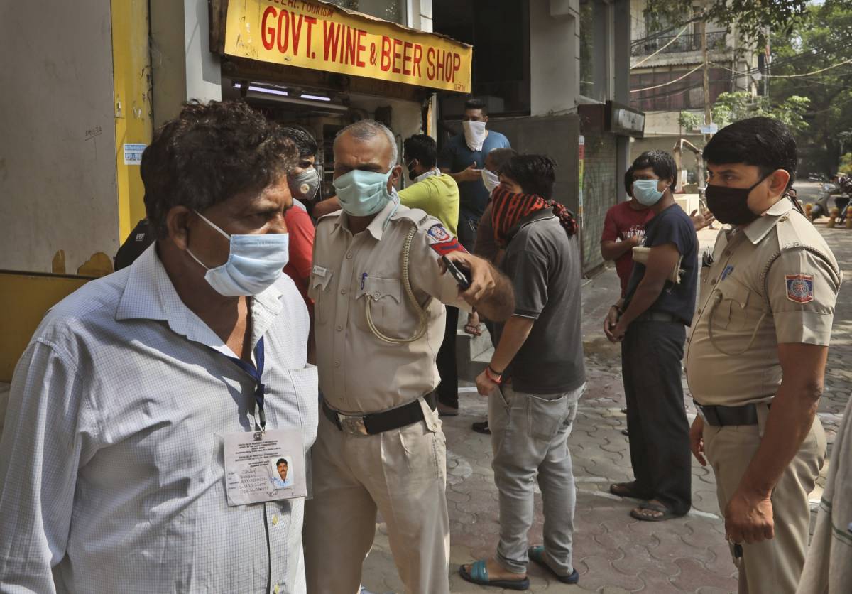 India, si attenua il lockdown e la gente dà l'assalto ai negozi di alcolici