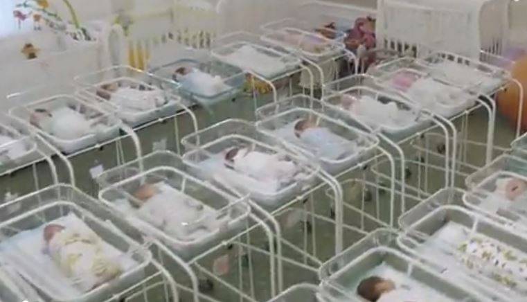 Ucraina, neonati ammassati in un hotel: sono i figli delle madri surrogate bloccati dal virus