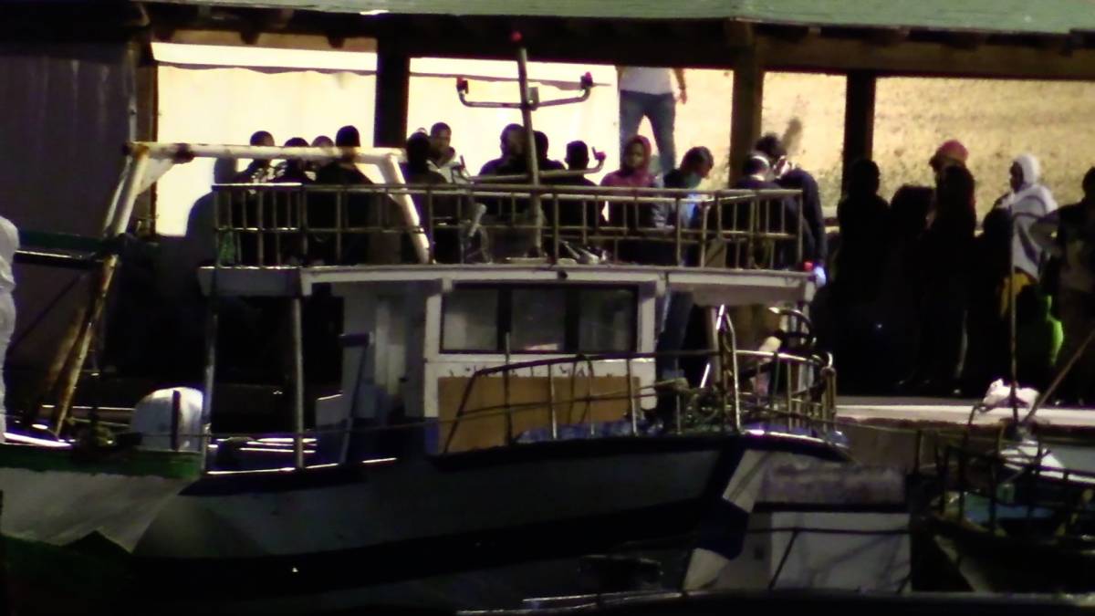 Un cargo ci scarica i migranti: a Porto Empedocle con 79 a bordo