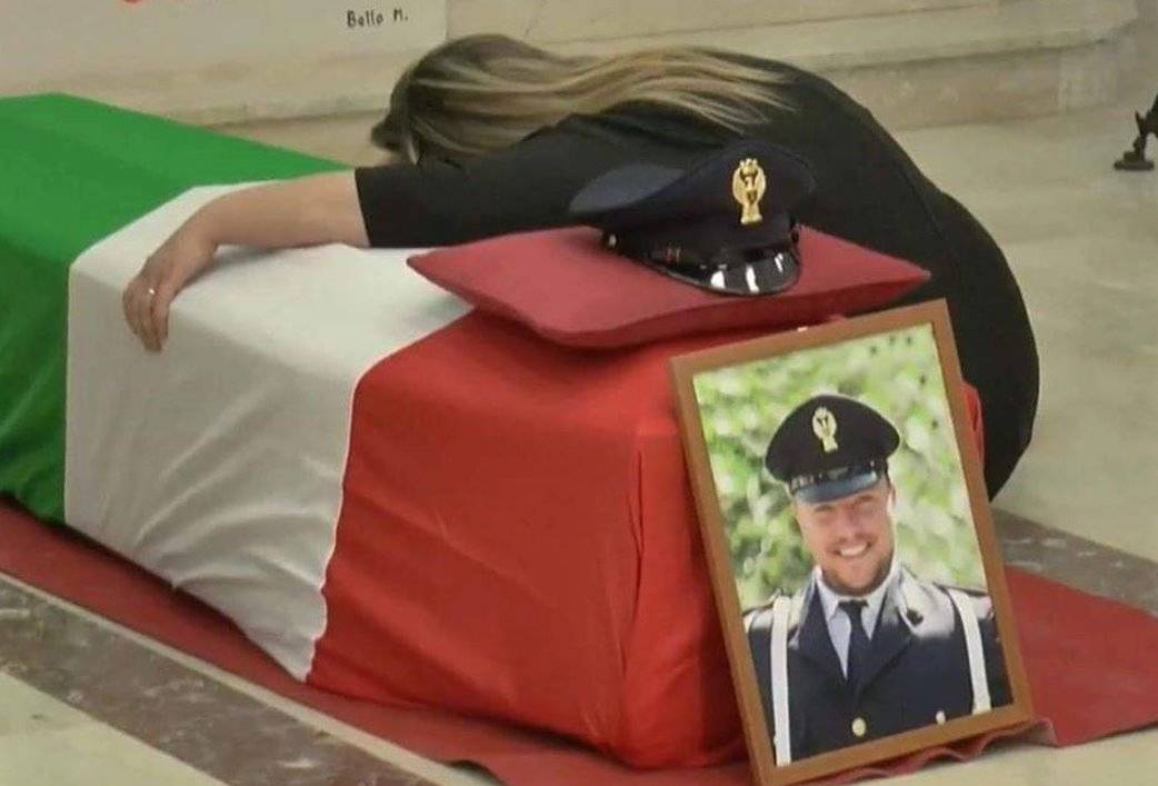 Al funerale dell'agente eroe c'eravamo anche tutti noi