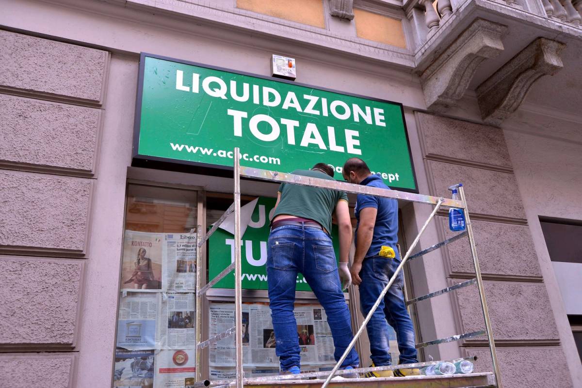 Liquidazione totale in un negozio di corso Buenos Aires a Milano. (Fotogramma)