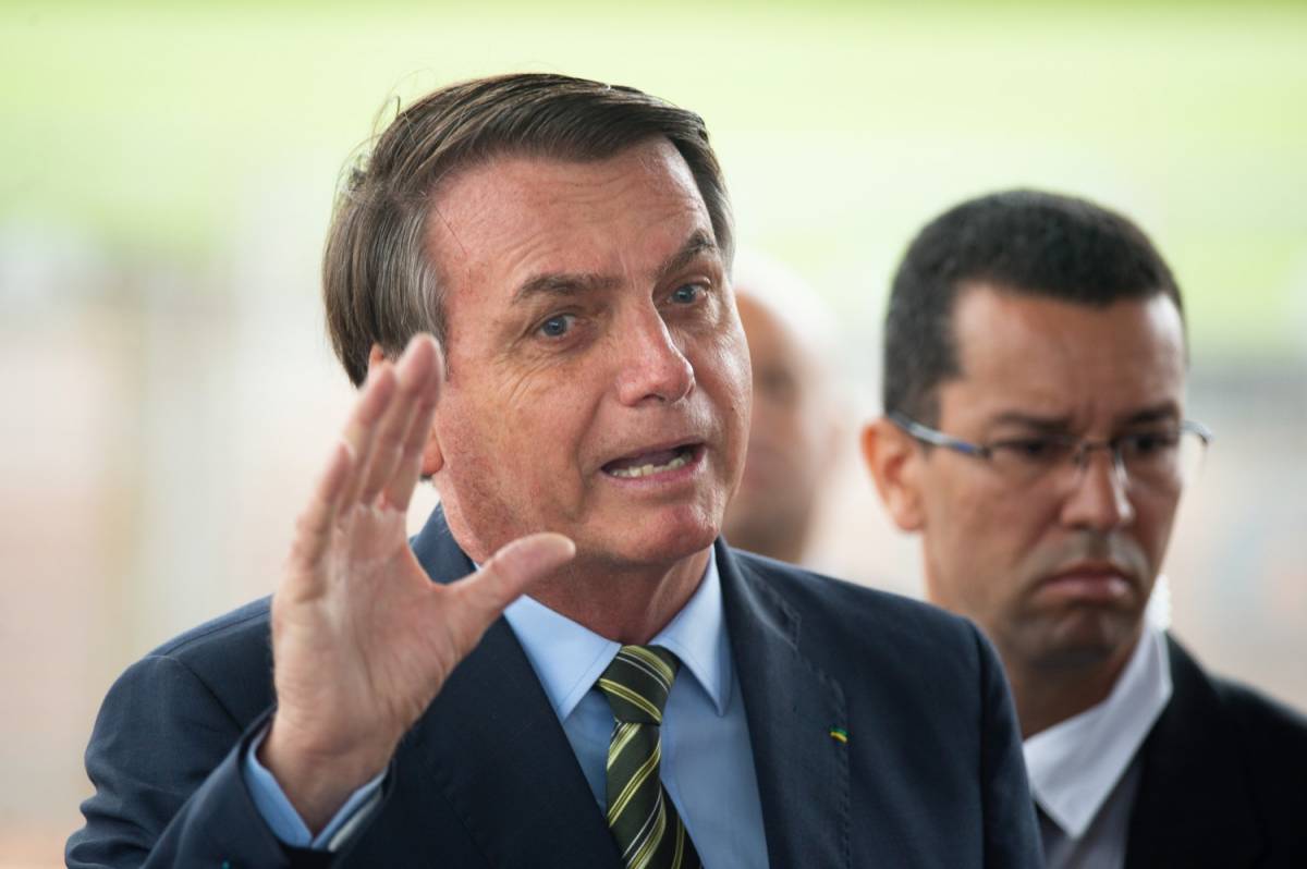 Bolsonaro tira il calcio d'inizio. Ma la pandemia divora il Paese