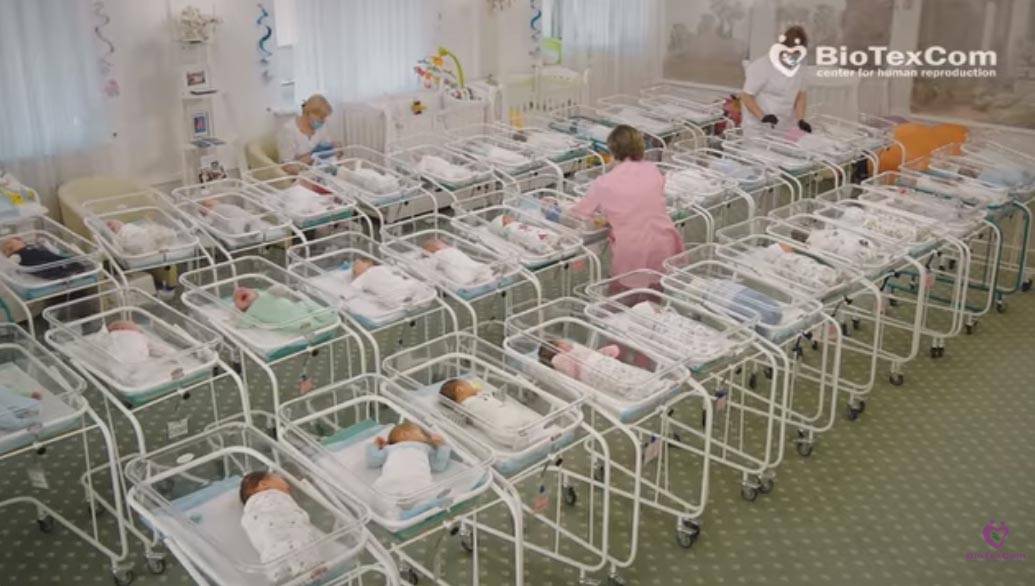 Il "supermarket" dei bimbi a Kiev: nell'hotel in attesa di essere ritirati
