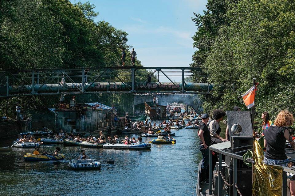 Coronavirus, feste e mega party sull’acqua con 3mila persone: la Germania trema