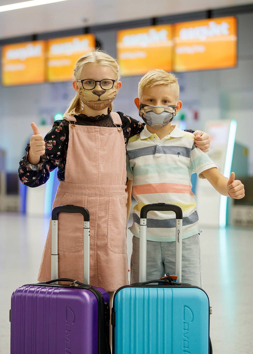 Bambini in aereo, arrivano i copri-mascherina ispirati ai fumetti