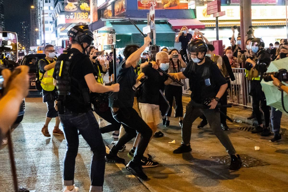 Hong Kong, ancora caos: spray sui manifestanti per piazza Tienanmen