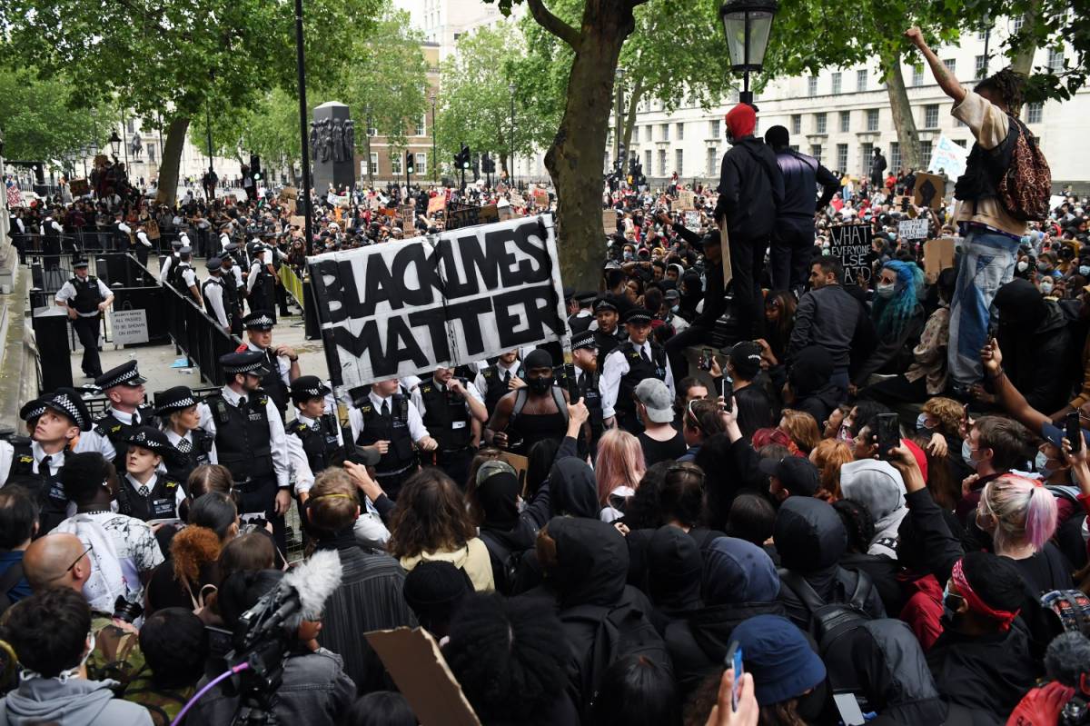 L'ultima follia dagli Usa :"Proteste contro razzisti non sono a rischio Covid"