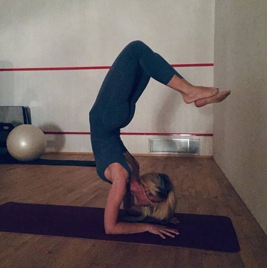 Ilary Blasi pazza per lo yoga. Totti la provoca: "Ti ritrovo così?"