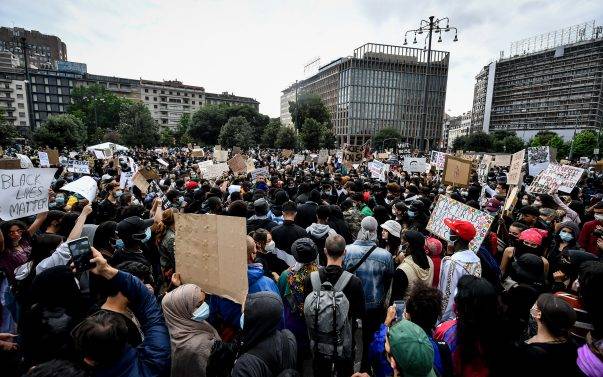 Milano, manifestanti per Floyd vandalizzano sede di Fratelli d'Italia