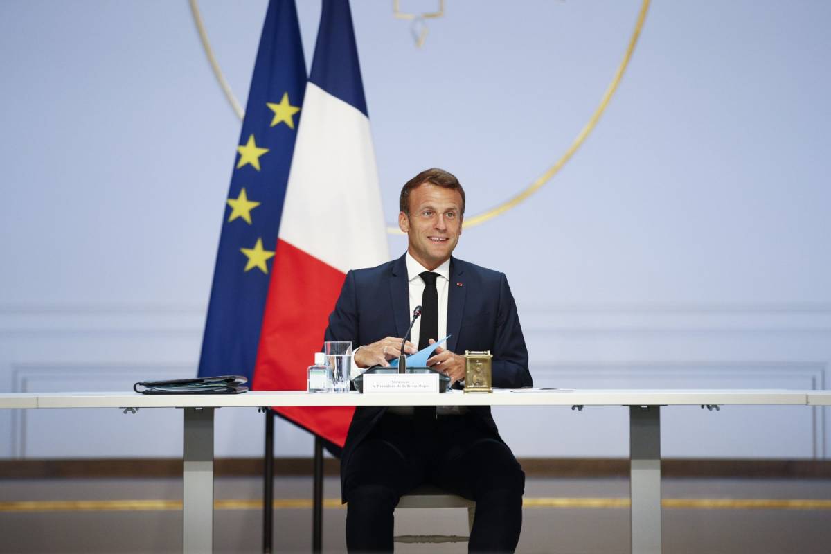 Macron cerca consensi. "Aiuti senza nuove tasse. Non abbattiamo statue"