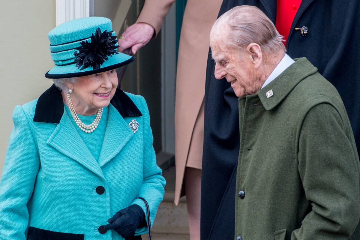L'indiscrezione a sorpresa: "La regina Elisabetta vuole lasciare il trono per stare vicino a Filippo"