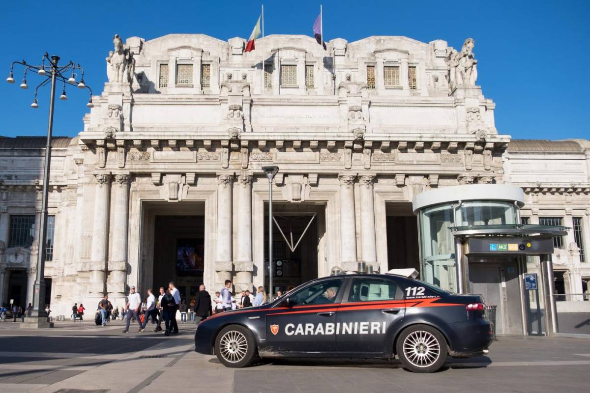 Milano, carabinieri eroi: salvano vita a ragazzo colpito da un malore