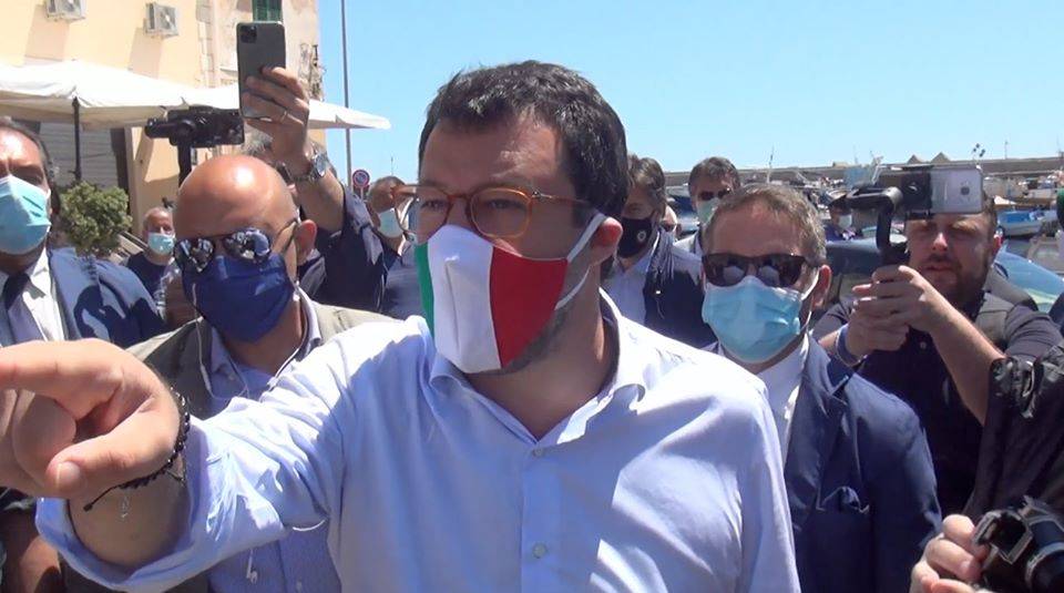 "Tenetevi tre migranti a testa...". Salvini zittisce così i kompagni