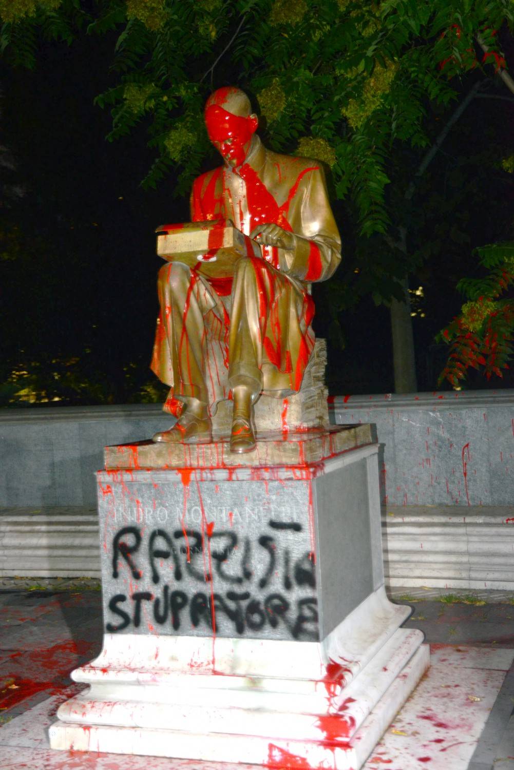 "Razzista, stupratore", vandalizzata la statua di Montanelli 