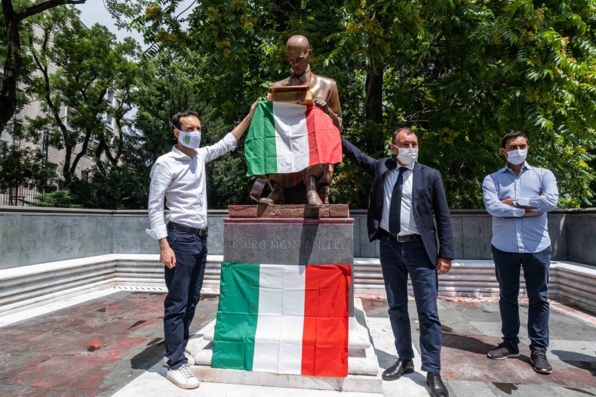Il tricolore su Montanelli: l'omaggio di Forza Italia dopo lo sfregio alla statua