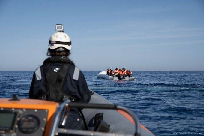 La Sea Watch soccorre 100 migranti vicino la Libia