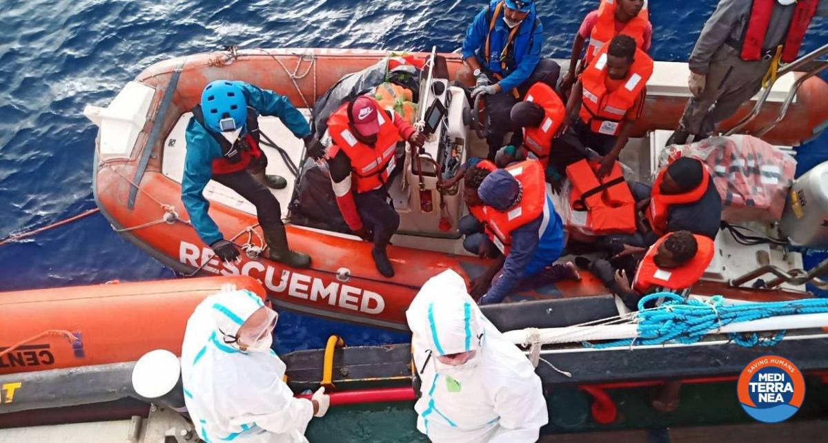 L'ong "lavora" a pieno regime: Sea Watch scarica 67 migranti