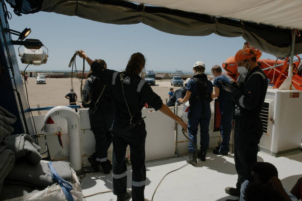 Migranti portati in Sicilia da Sea Watch: c'è un positivo al coronavirus
