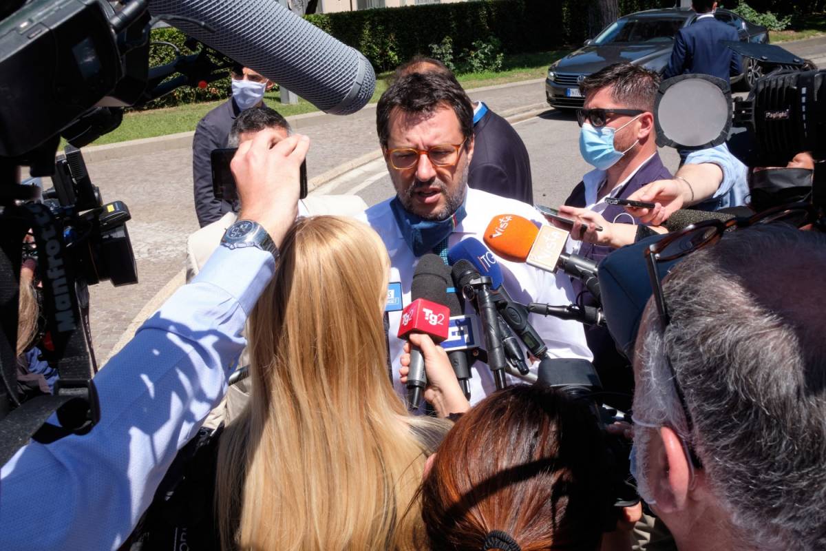 Ancora scontro Salvini-De Luca: "Mi dà del maiale, pensi ai rifiuti"
