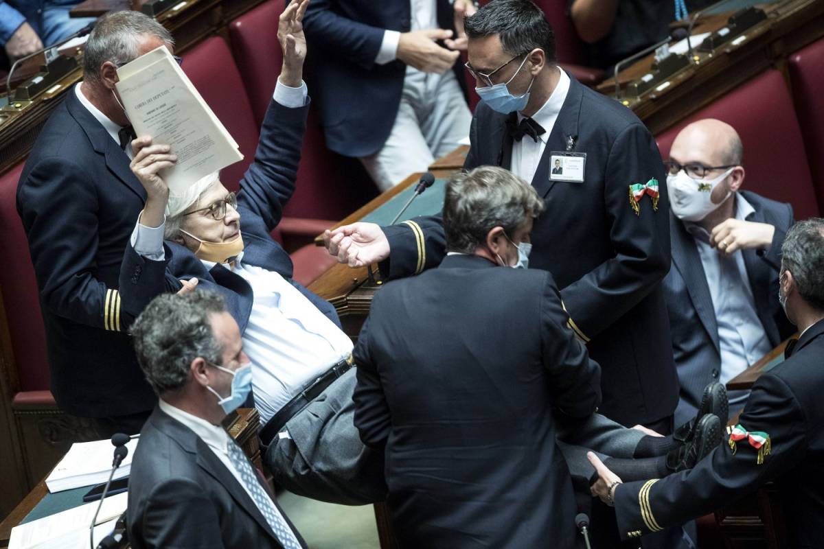 Dl Carceri, è caos alla Camera: Sgarbi espulso dall'Aula