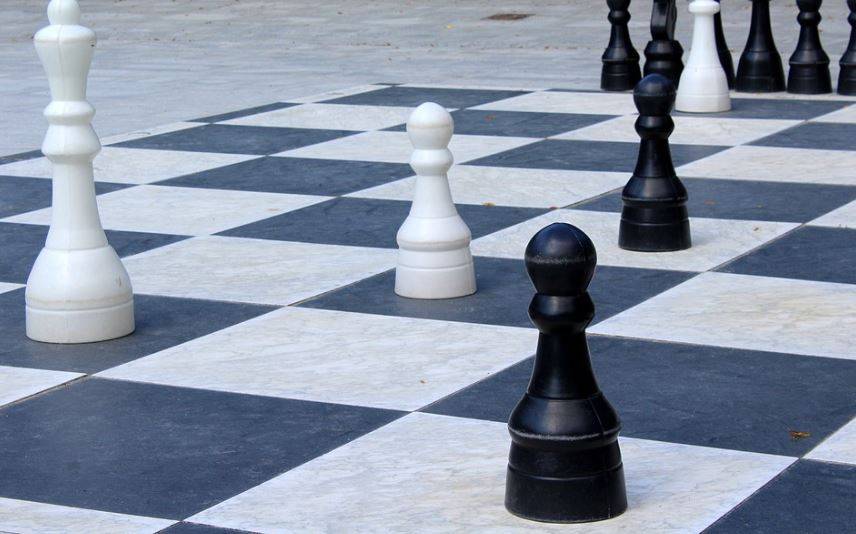 "Gli scacchi sono razzisti: il bianco muove per primo". Non c'è limite alla follia
