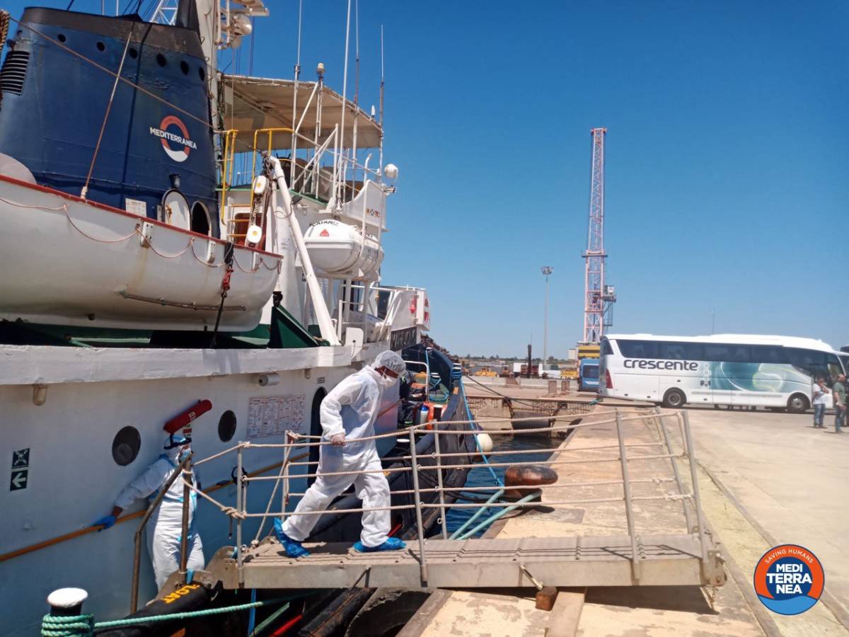 Migranti, bomba su Mare Jonio: "Pagata per prenderli a bordo"