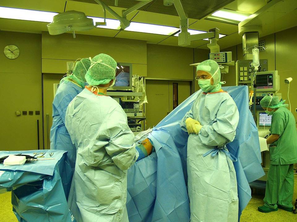 Sospeso medico per presunti insulti in sala operatoria