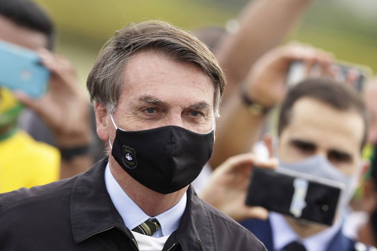 Bolsonaro il negazionista contagiato allo sbaraglio