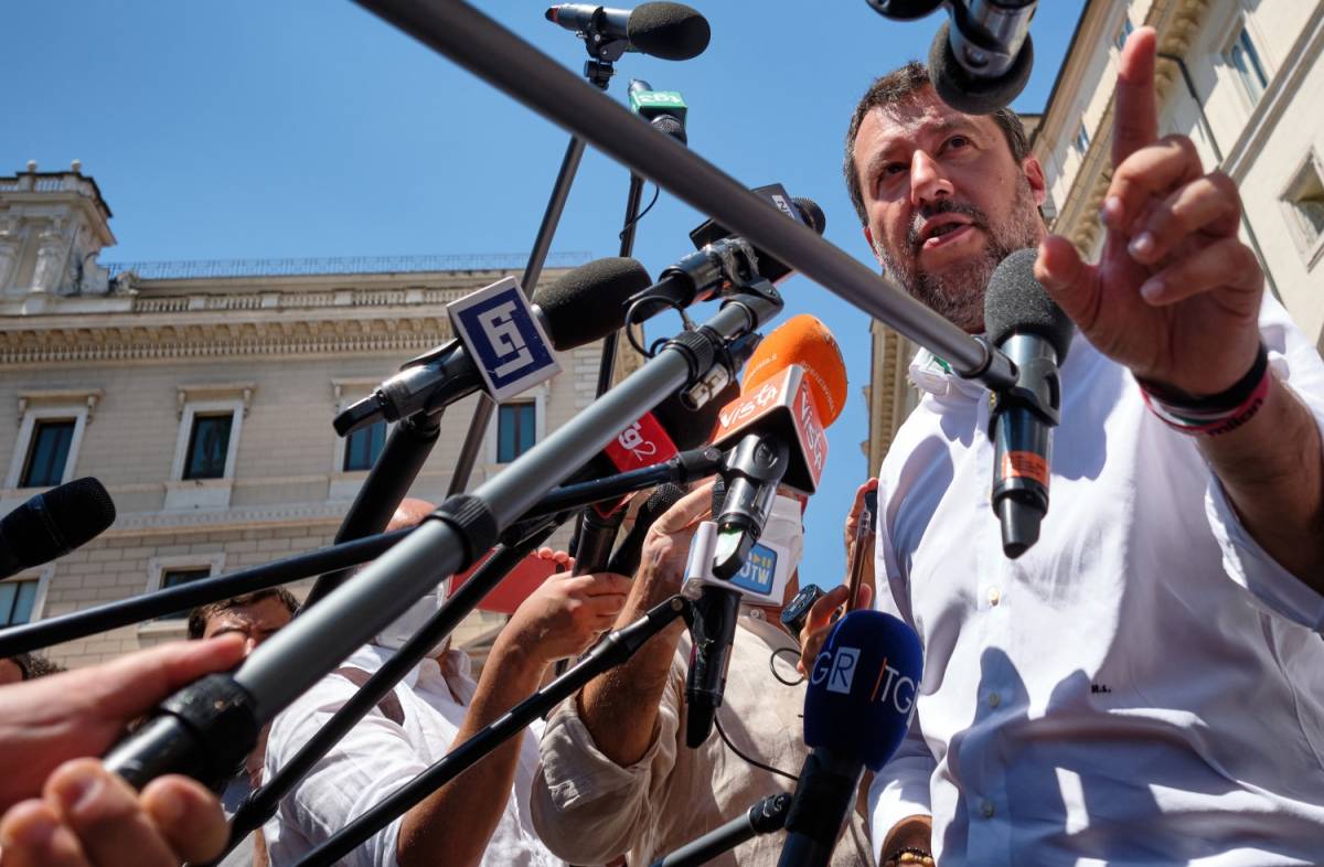 Fontana indagato, ira di Salvini: "Stufi di indagini a orologeria"