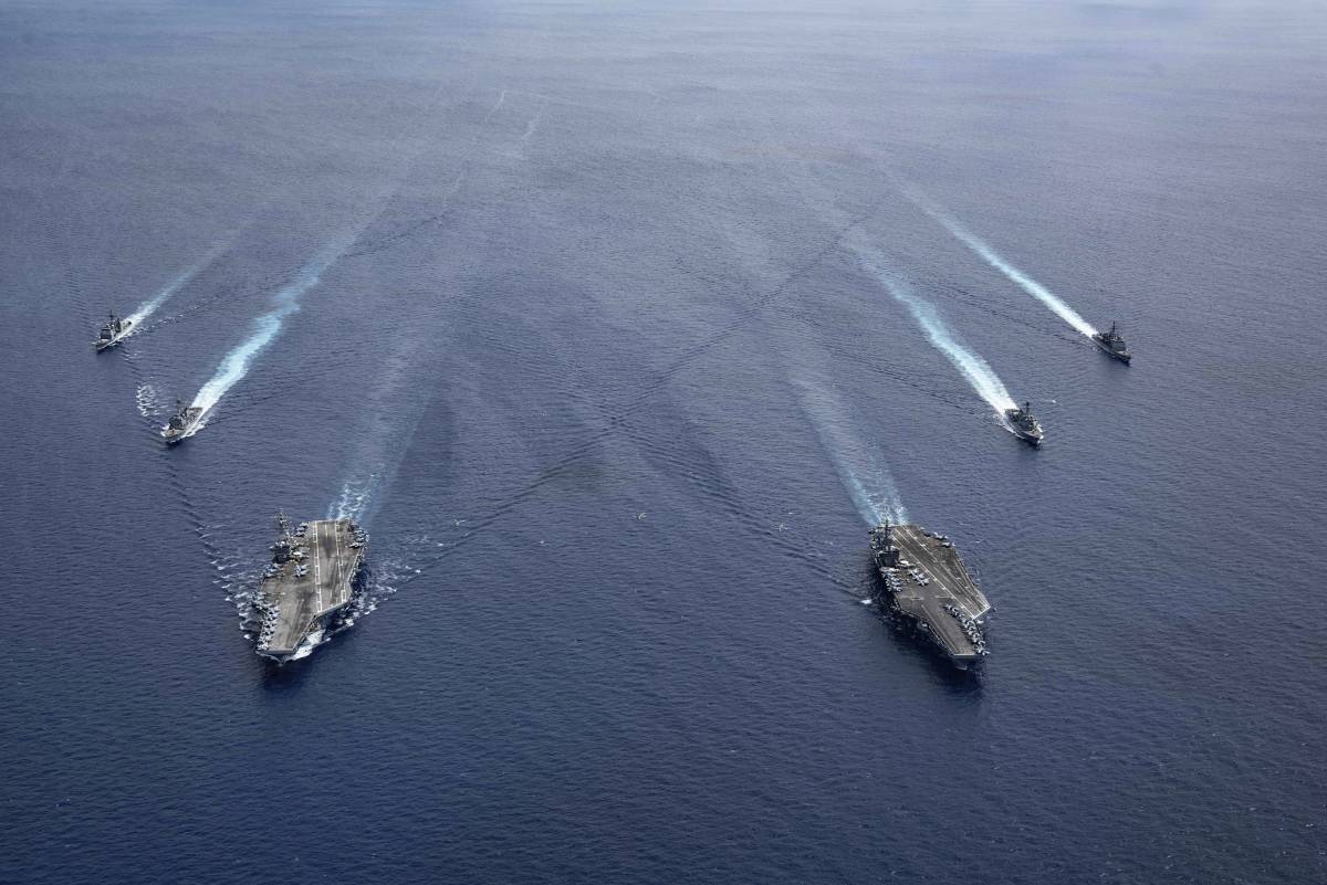 La portaerei Usa, le navi degli alleati e la risposa della Cina: mari asiatici in fiamme