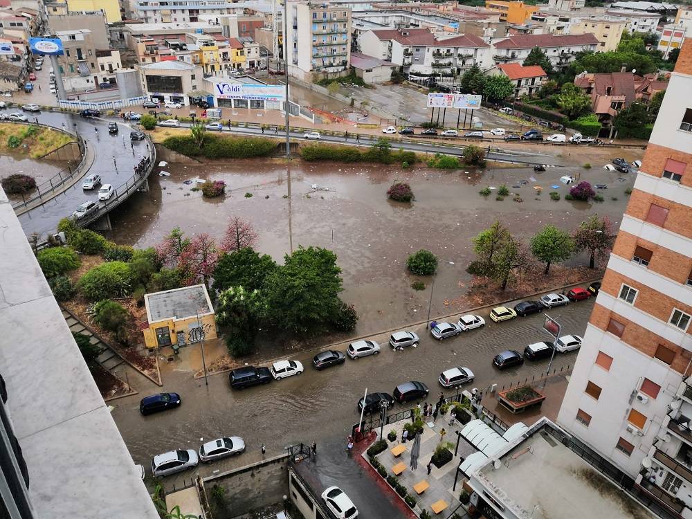 Bomba d'acqua su Palermo. Due annegati nella loro auto